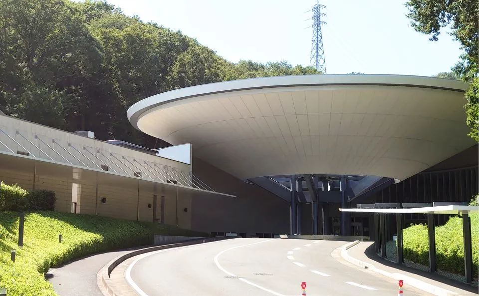 厚木市斎場の入口。大きな円形の屋根がある建物